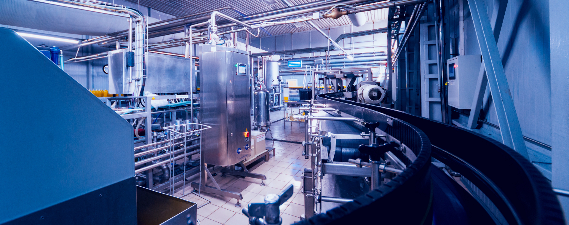 Interior de una fábrica de aceite