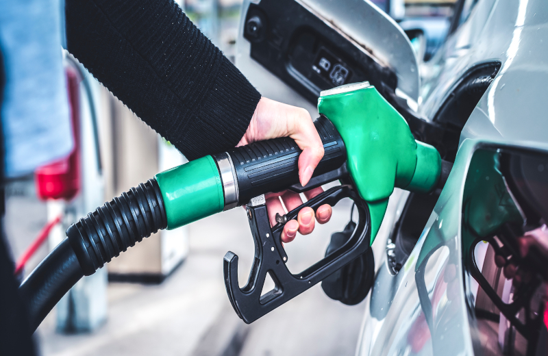Mujer repostando gasolina en su coche